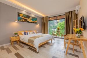 a bedroom with a bed and a large window at 山水忆阁酒店 in Yangshuo