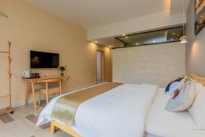 Ein Bett oder Betten in einem Zimmer der Unterkunft Yangshuo Yi Landscape Hotel