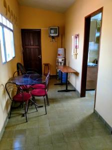 拜亞福爾摩沙的住宿－Pousada Formosa Baia，一间用餐室,在房间内配有桌椅