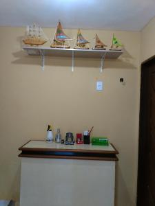 un estante con tres lanchas modelo en una pared en Pousada Formosa Baia, en Baía Formosa