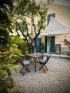 a picnic table and chairs in a gravel yard at Soffio Di Mare in Camogli