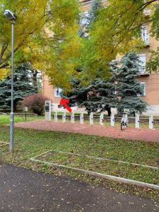 una flecha roja en una cerca en un parque en City Center Apartman Nagykanizsa, en Nagykanizsa