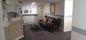 sala de estar con sofá y silla en Brookfield Hotel, en Leeds