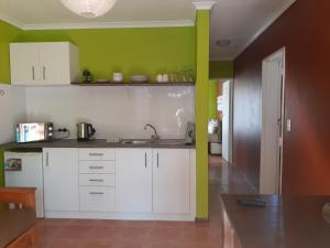 Kuchyň nebo kuchyňský kout v ubytování Elements Cape Town
