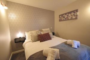 um quarto com 2 camas e toalhas em The Bootlace Apartment em Leicester