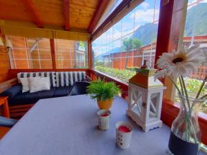 Habitación pequeña con mesa y florero en Casaviacomo Chalets en Porlezza