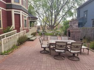 um pátio com uma mesa e cadeiras em frente a uma casa em Historic Victorian Inn em Sioux Falls