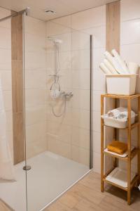 um chuveiro com uma porta de vidro na casa de banho em Haus Alpenrose em Obertraun