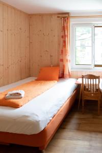 En eller flere senge i et værelse på Haus Alpenrose