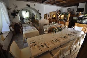 una grande sala da pranzo con diversi tavoli e sedie di Hotel Al Forte ad Arabba