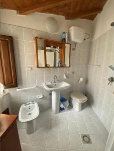 een badkamer met een wastafel en een toilet bij B&B Babay in Guspini