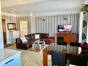 Televízia a/alebo spoločenská miestnosť v ubytovaní LAS SŁUPSKI PREMIUM LOVE APARTAMENT NR5 Wifi Netflix Smart TV50 full kitchen double bathtub up to 4 people full pleasure quality stay