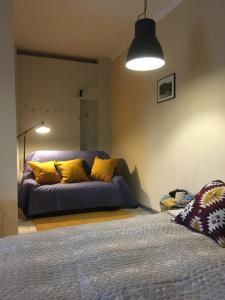 - une chambre avec 2 lits et des oreillers jaunes dans l'établissement Gaujas apartaments, à Līgatne