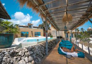 Bazén v ubytování Coral Rocks Hotel & Restaurant nebo v jeho okolí