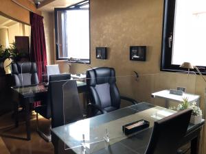 una sala de reuniones con sillas negras y escritorio en Hotel Satellite en Satsumasendai