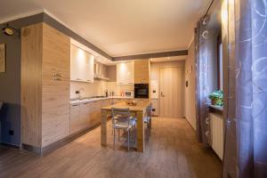 a kitchen with a wooden table and a dining room at Binario 9 3/4 in Villafranca Piemonte