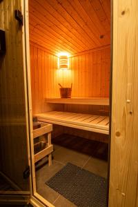 - un petit sauna en bois avec un banc dans l'établissement Harz Living - Ferienwohnungen mit Traumblick, à Bad Lauterberg