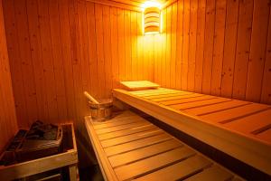 - un petit sauna en bois avec un seau et une lumière dans l'établissement Harz Living - Ferienwohnungen mit Traumblick, à Bad Lauterberg