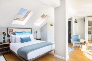 een slaapkamer met een bed, een bureau en een stoel bij Hotel Poem in Istanbul +95 foto's