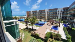 einen Luftblick auf ein Resort mit einem Pool in der Unterkunft VG FUN PRAIA ao lado do hotel Vila Galé, apto 1 in Fortaleza