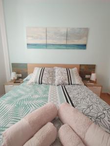 - un lit avec 2 oreillers roses dans l'établissement CASA CLIMATIZADA VACACIONAL, à Villalonga
