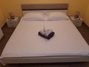 Una cama con una caja de anillos de compromiso. en Apartments Pavelic, en Novi Vinodolski