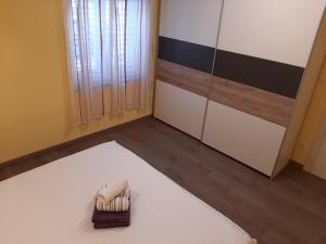 Habitación con cama y espejo. en Apartments Pavelic, en Novi Vinodolski
