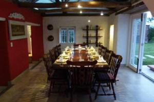 een grote eetkamer met een lange tafel en stoelen bij ARCOS DE LA LOMA in Paipa