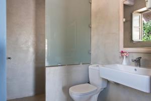 Koupelna v ubytování Notos Hotel Kardamili + 37 fotografií