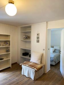 1 dormitorio con cama y espejo grande en Appartamento San Pellegrino en Passo San Pellegrino
