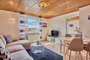 LiebenburgFerienhaus Werner的客厅里有一张沙发和一张桌子。