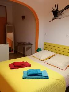 a bedroom with two towels on a bed at Casa do Lado in Carrapateira