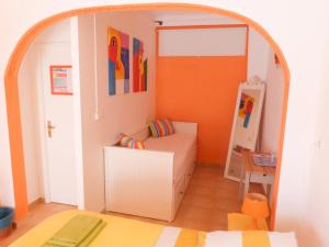 a small room with a bed and a mirror at Casa do Lado in Carrapateira