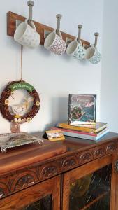 una mesa de madera con un estante con tazas y libros en Bremen Apartments Nath Schnoor en Bremen