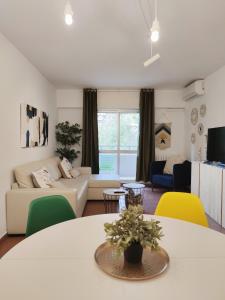 サラゴサにあるApartamento en C/ Genoveva Torres Moralesのリビングルーム(白いテーブル、黄色の椅子付)