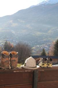 un grupo de zapatos sentados en la parte superior de una valla de madera en Ferienwohnungen Dietmar Thöni inclusive Pitztal Sommercard, en Arzl im Pitztal