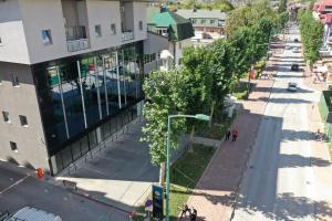 une vue sur une rue de la ville avec un bâtiment dans l'établissement DMS Apartments & Suites Sarajevo, à Vogošća