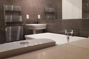 a bathroom with a tub and a sink and a bath tub at Kiln Cottage in Fareham +17 photos