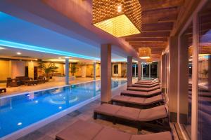 Bazén v ubytování Hotel Honti Wellness és Konferencia Szálloda nebo v jeho okolí