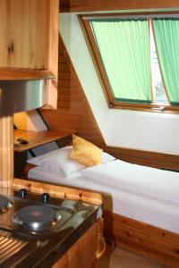Łóżko lub łóżka w pokoju w obiekcie Hotel Asperner Löwe