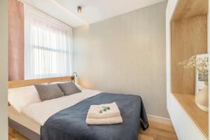 Tempat tidur dalam kamar di Piastowska Modern Apartment I Katowice Centrum Apartament