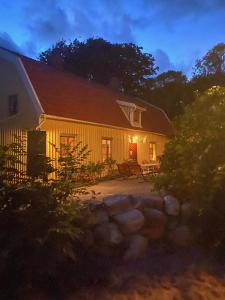 una casa por la noche con las luces encendidas en Hunnebostrands vandrarhem Gammelgården, en Hunnebostrand