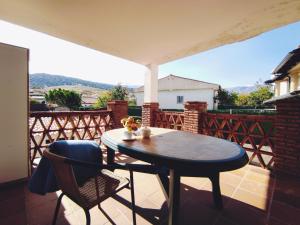 una mesa y sillas en un patio con vistas en Casa Rural Alquife, en Alquife