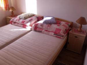 two beds sitting next to each other in a bedroom at Tündérviola in Szalafő