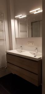 
A bathroom at Nieuwbouwappartement Lippenslaan - 6 personen - WIFI
