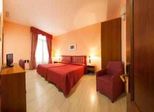 En eller flere senge i et værelse på Alba Hotel