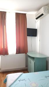 TV a/nebo společenská místnost v ubytování La Conu Iancu