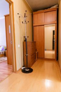 una habitación con un poste en la esquina de una habitación en Seaside apartment, en Aktau