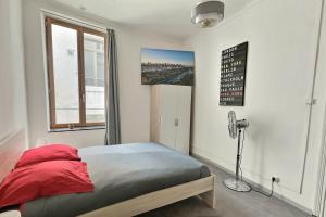 Katil atau katil-katil dalam bilik di Des appartements au calme dans un immeuble historique