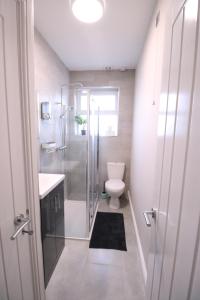 a bathroom with a shower and a toilet and a sink at Amaya Five - Newly renovated - Very spacious - Sleeps 6 - Grantham in Grantham